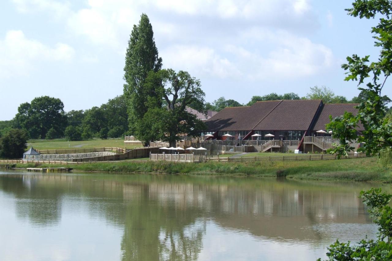Lakeside Park Hotel & Spa Fishbourne  Экстерьер фото
