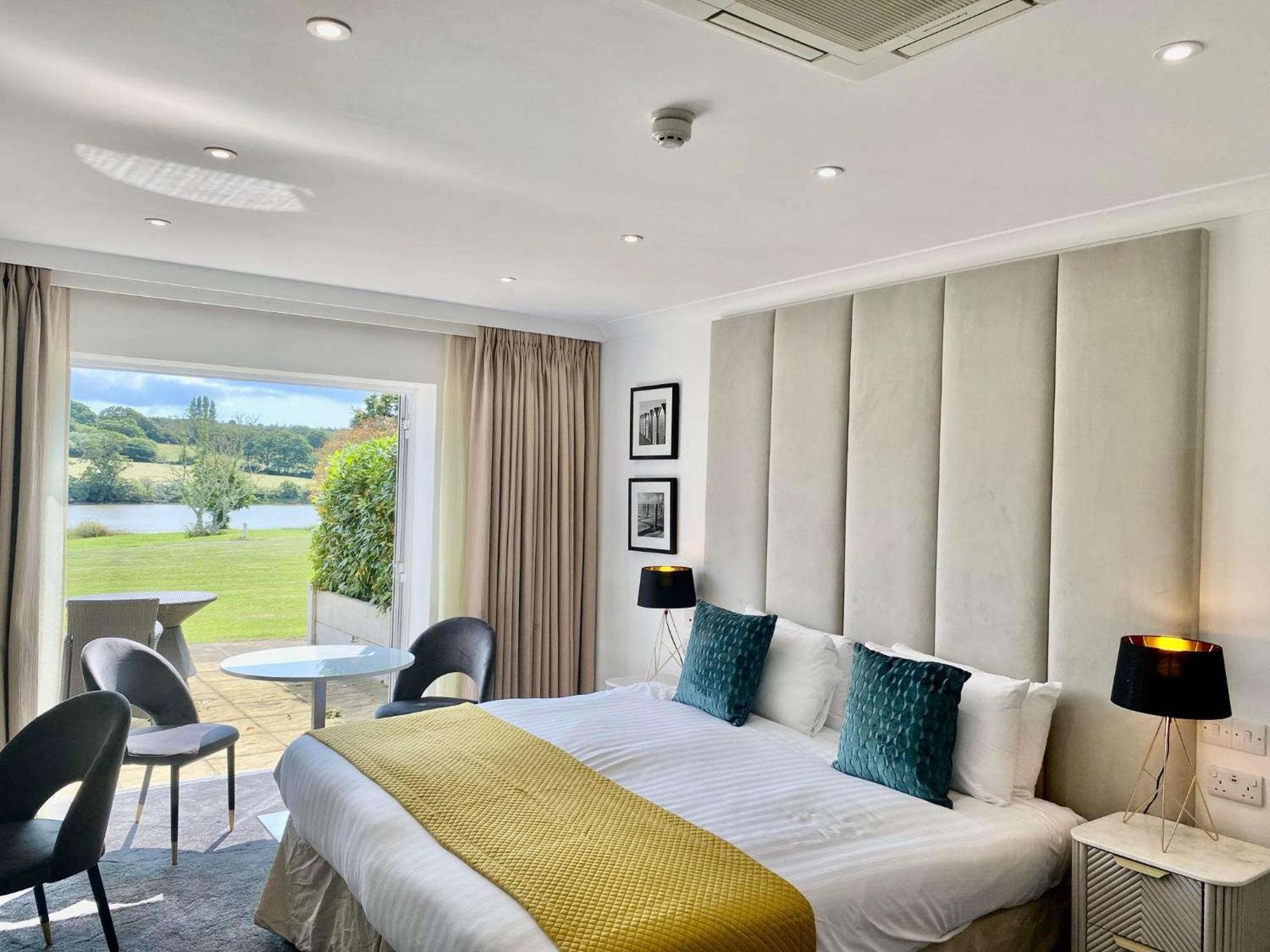 Lakeside Park Hotel & Spa Fishbourne  Экстерьер фото