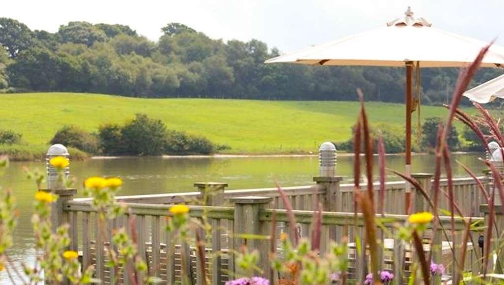 Lakeside Park Hotel & Spa Fishbourne  Экстерьер фото